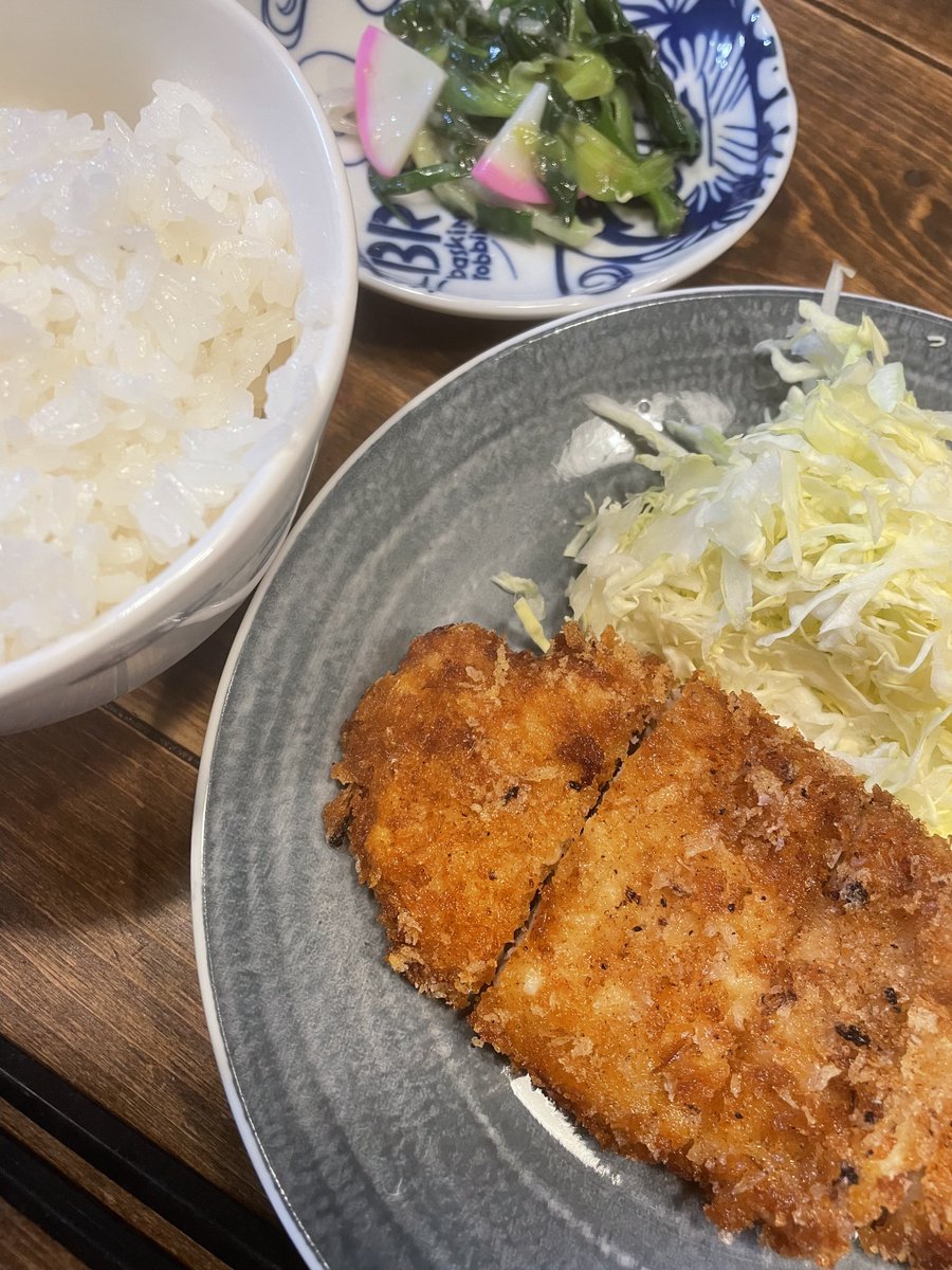 ryon_423's tweet photo. トンカツ😆
#トンカツ　#サラダ https://t.co/raCfa3TBBh