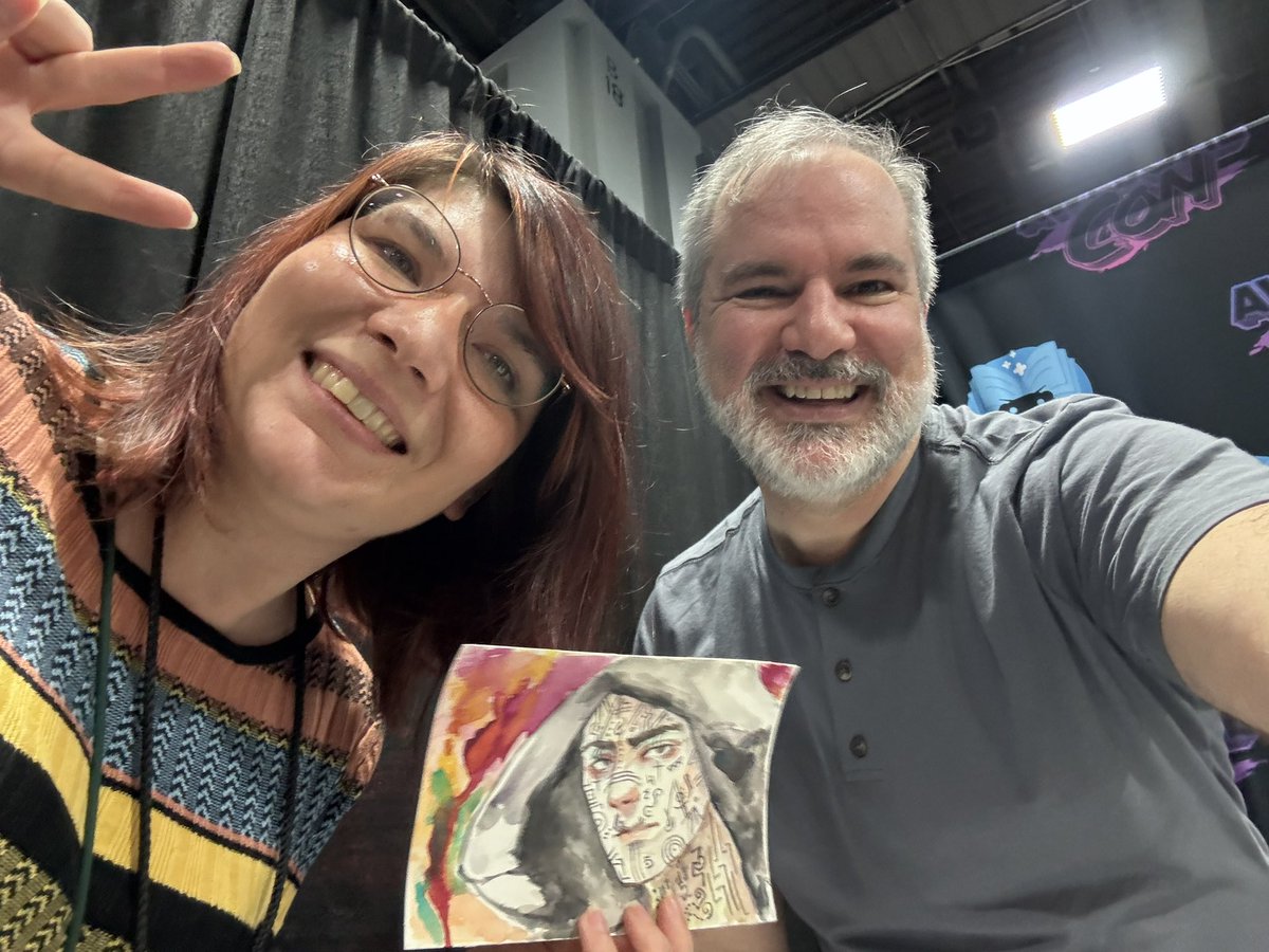PVBrett's tweet photo. Glory in this beautiful #ArlenBales that Kristina (tsumi_art on IG) brought to my signing @AwesomeCon ! #petervbrett #hiddenqueen #booktour #wardedman #dasliedderdunkelheit https://t.co/G7eV3D2bhQ