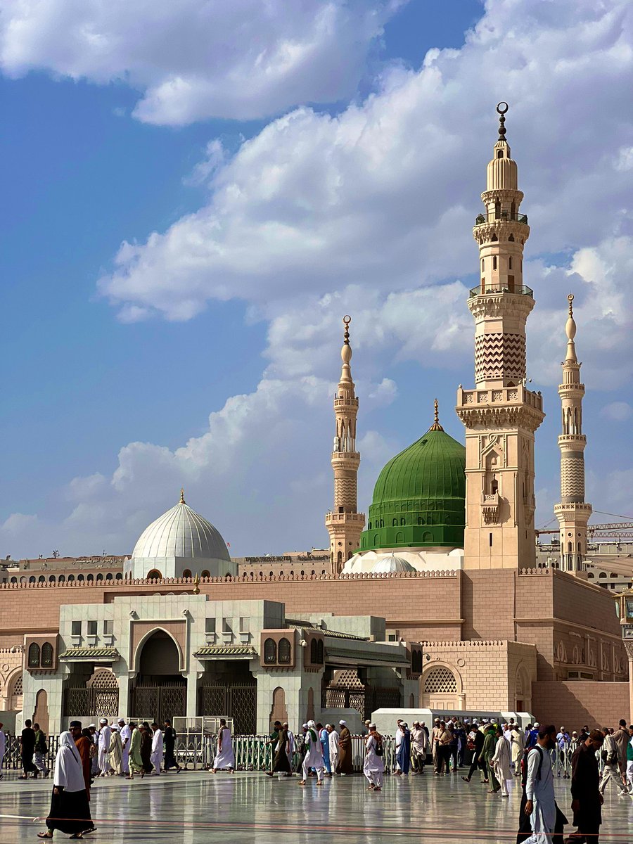 Shirink_13's tweet photo. Just looking at it gives so much Sukoon. 

My Prophet’s mosque. ❤️ https://t.co/J0zeXautTE