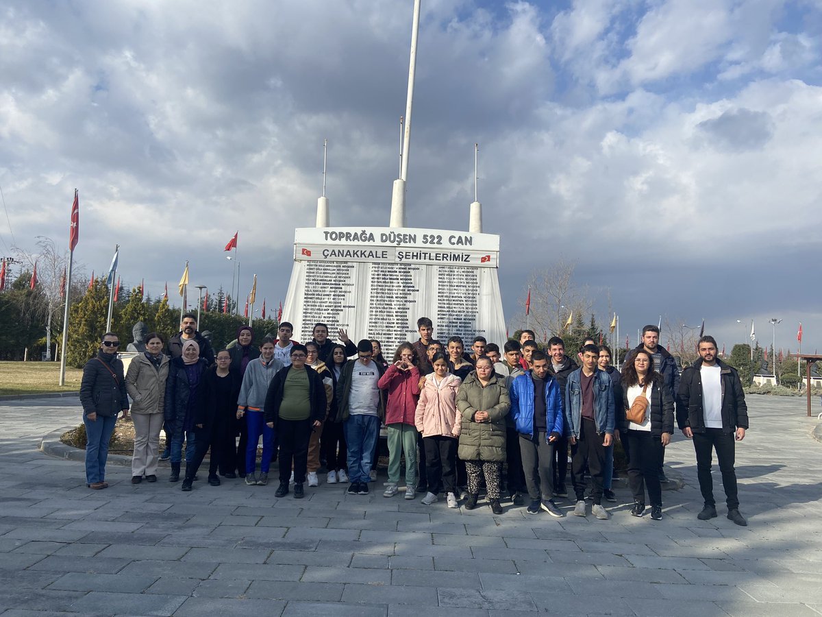nevsehir_h's tweet photo. 18 Mart Şehitleri Anma Günü ve Çanakkale Deniz Zaferi sebebiyle ilimizde bulunan Şehitliği okulca ziyaret edip şehitlerimiz için dualarımızı okuduk. https://t.co/Qf7tQ0eg6l
