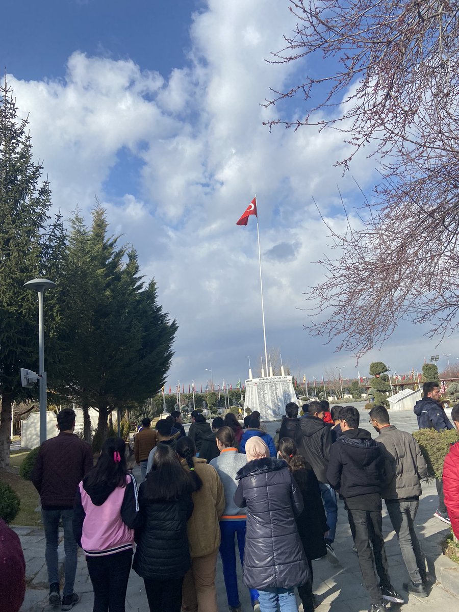 nevsehir_h's tweet photo. 18 Mart Şehitleri Anma Günü ve Çanakkale Deniz Zaferi sebebiyle ilimizde bulunan Şehitliği okulca ziyaret edip şehitlerimiz için dualarımızı okuduk. https://t.co/Qf7tQ0eg6l