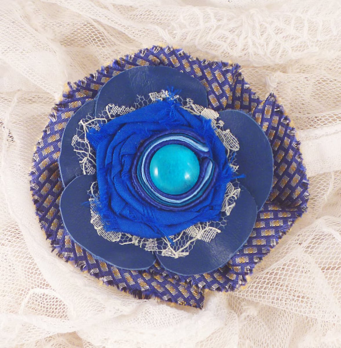 rainbowsnmore63's tweet photo. A gorgeous handmade gift from @MollyGDesigns https://t.co/4sMw0S2sNU #boosterteam1 #handmadegift #handmadebrooch https://t.co/tOpiOhVUEk