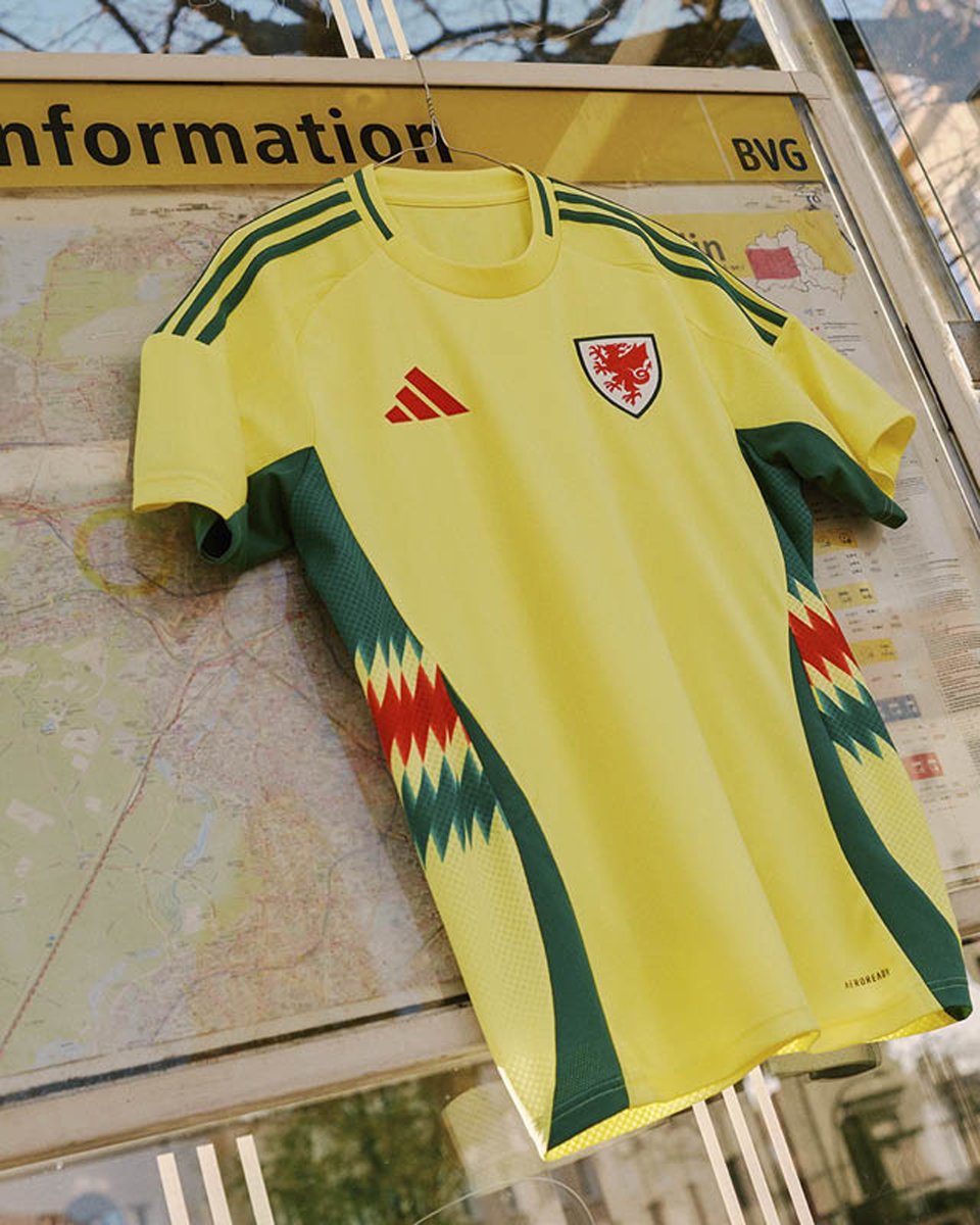 VFshirts's tweet photo. adidas have launched the Euro 2024 home and away kits.

We'll start with Wales because this away is special! 🏴󠁧󠁢󠁷󠁬󠁳󠁿

Thread 👇 https://t.co/m9T3dkcc6P