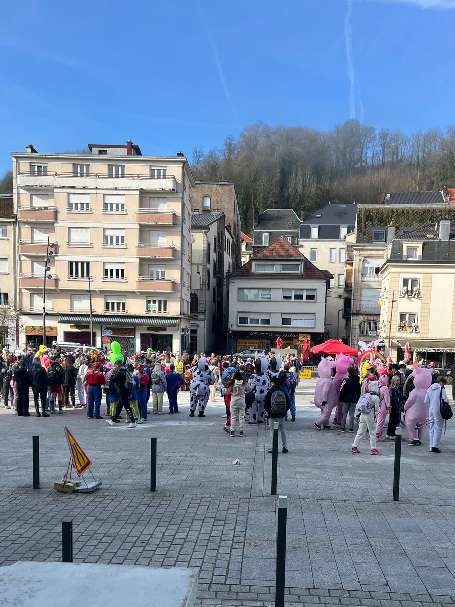 PoliceNat54's tweet photo. 🥳#PereCent 100 jours avant le bac, costumes et bonne humeur dans les rues de #Longwy
Les policiers sont présents pour garantir la sécurité. https://t.co/EaeEeIC6kC