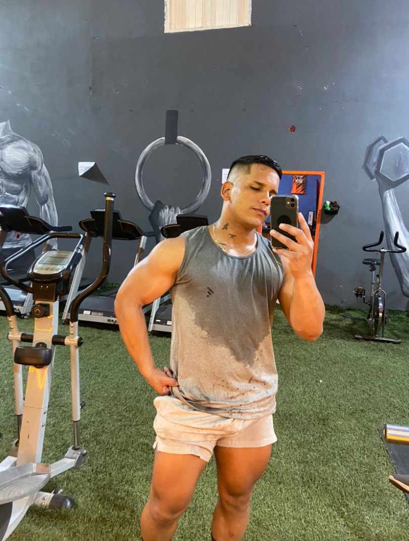 AlexOnlyPorstar's tweet photo. Empezando el día full 💪🏻 https://t.co/8X3L7uNw3u