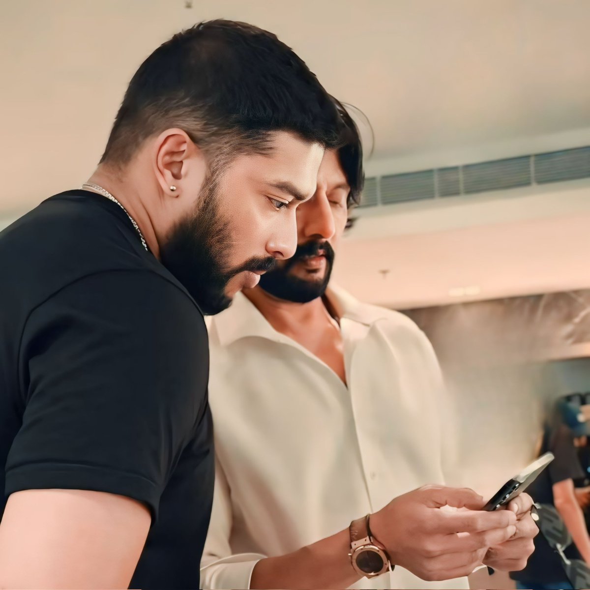 Sanchith_Army's tweet photo. Two Lions in a single frame 🔥
@sanchithsanjeev • @KicchaSudeep #SanchithSanjeev • #KicchaSudeep #KichchaJr • #MaxTheMovie https://t.co/pxWdi3btby
