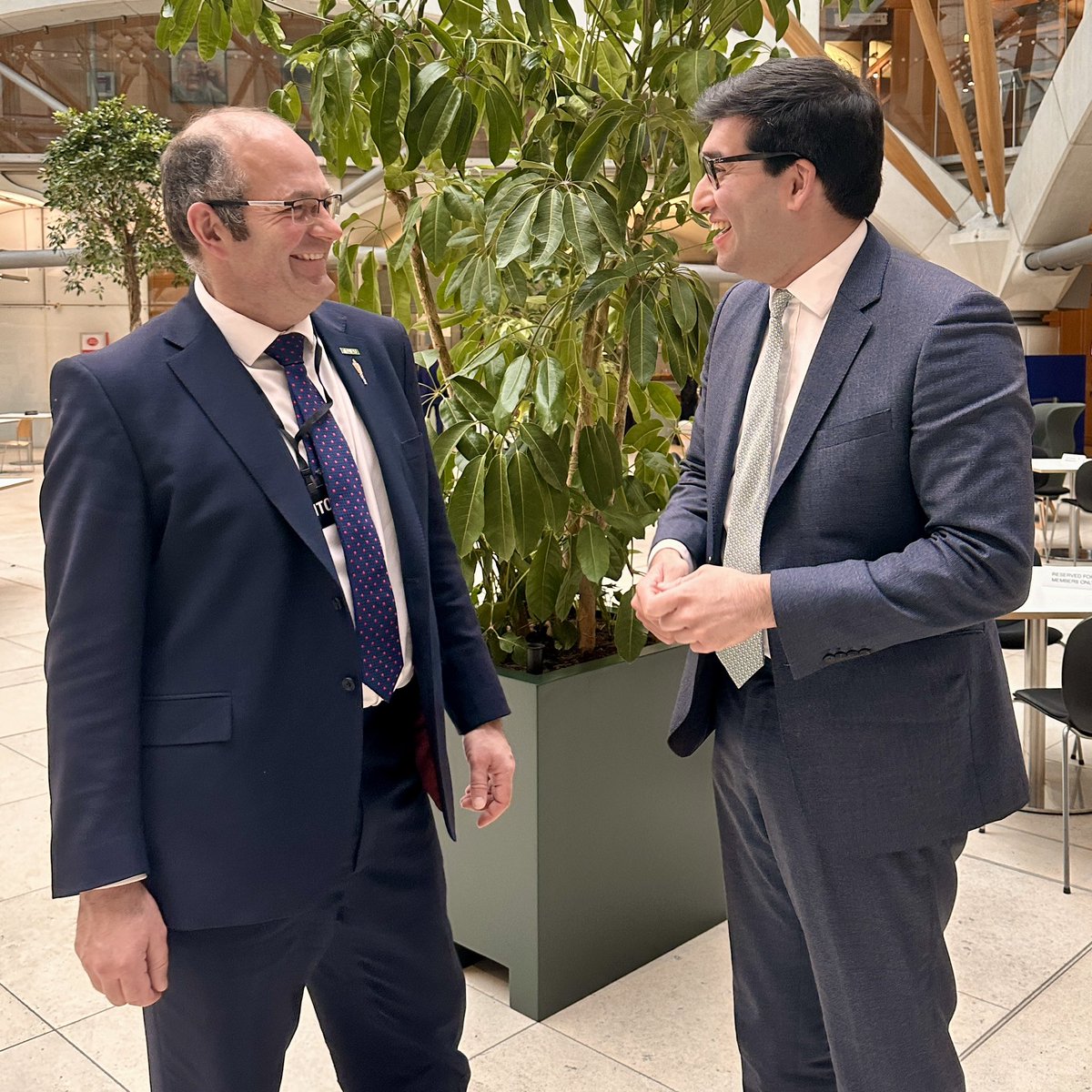 ranil's tweet photo. πΎ A positive meeting with the great new #NFU President, Tom Bradshaw.
π It was very good to hear his ideas, and discuss the opportunities for rural growth now and in the future.
π€ I look forward to working together.
#StrongEconomy #StrongEnvironment #RuralGrowth #Growth https://t.co/wjHWJ35FJV