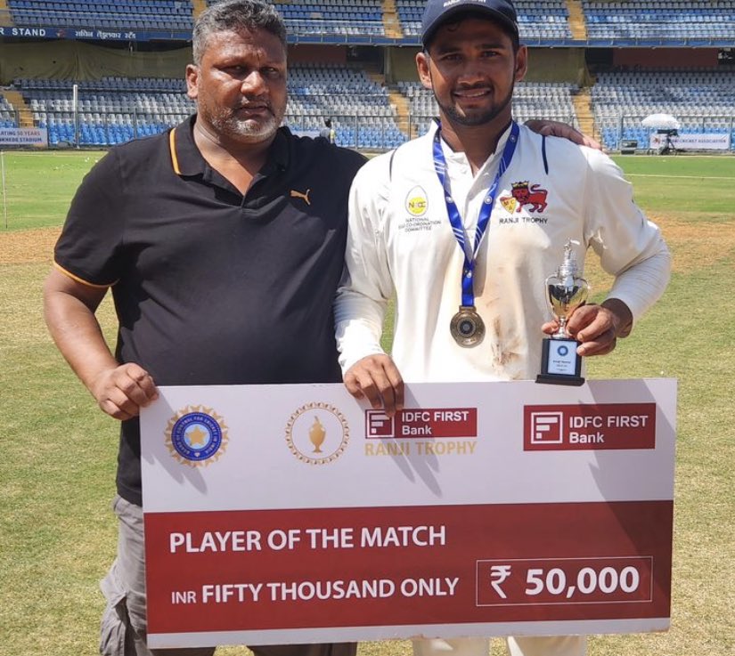 Musheer Khan with father Naushad Khan after winning the Player of the match award & 42nd Ranji title 🏆

#RanjiTrophyFinal #RanjiTrophy #CricketTwitter