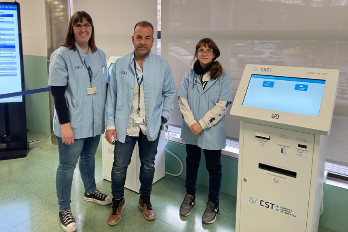 CSTerrassa's tweet photo. 🆕El CST, a un pas de finalitzar la implementació dels gestors de cues als seus Centres d'AP. Una quinzena de persones de pràctiques de @prodisterrassa han col·laborat en les tasques d'informació als usuaris sobre els nous dispositius.

➕Info: https://t.co/hLusv0VNYA

@salutcat https://t.co/ayeItXqV3U