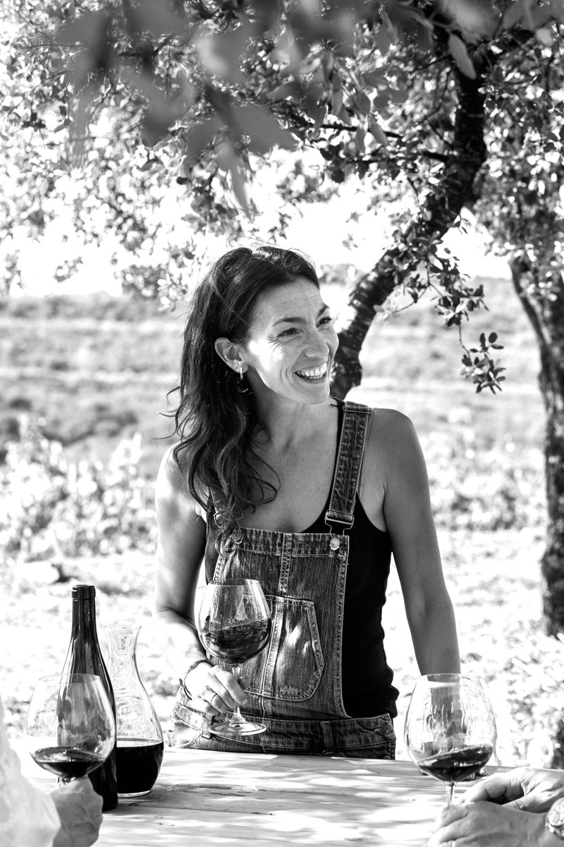PrimerasMarcas_'s tweet photo. 🍷Sara Pérez de @masmartinet y del proyecto @venusuniversal es una mujer tenaz, que ha sabido mantener el legado familiar , y al mismo tiempo crear su propia línea de vinos con un estilo único y personal.
#primerasmarcas #masmartinet #venusuniversal https://t.co/Dqnp2VWWCn