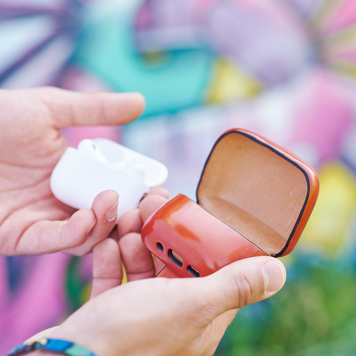 Upgrade your wireless earbuds case with the help of a beautiful leather case. This one is compatible with AirPods Pro 2 gen, is available in many colors and features hole at the bottom for charging

ilbussetto.it/products/case-…

#ilbussetto #ilbussettomilano #earbudscase #myilbussetto