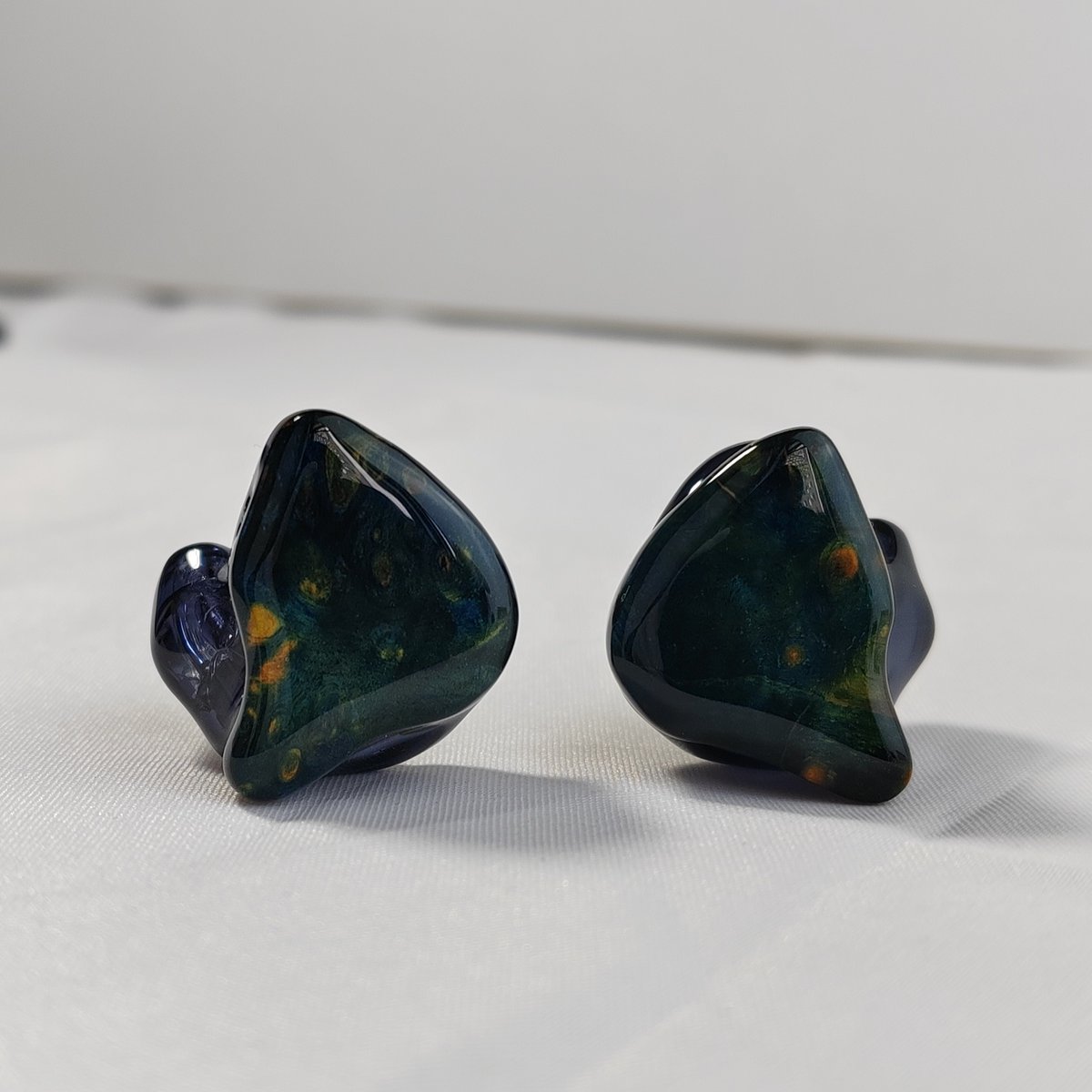 febosIEM's tweet photo. mysterious feeling 🌿☘️
T4 custom <FW03 Wood Faceplate+ translucent black shell>
.
4BAs , balanced bass-vocal-treble 4ways tuning, helps to better monitor the stage and get the bass,vocal,instrumental sound details
https://t.co/R4bBMHFfeb
#hisenior #febos #custominearmonitors https://t.co/v4COMKAyeq