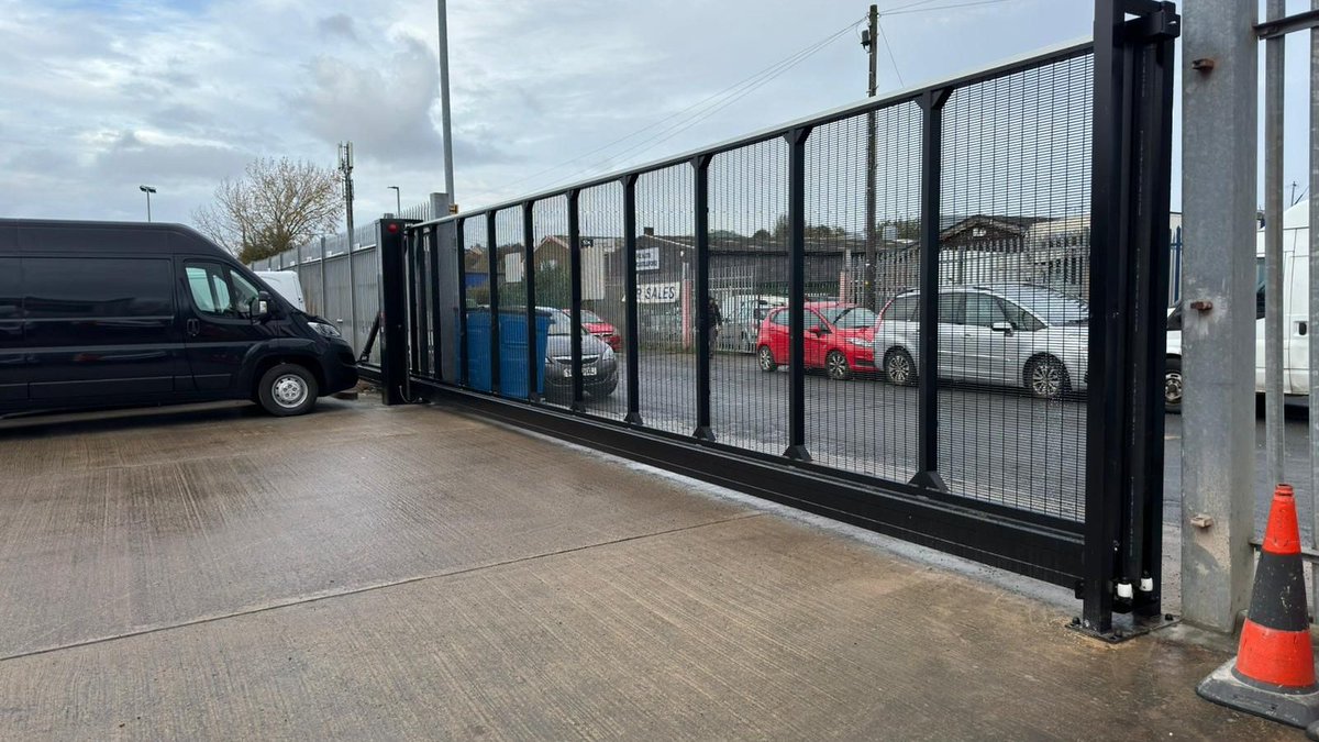 W4G_Security's tweet image. Elevating security &amp;amp; efficiency with Cantilevered Automated Sliding Gate

Tailored to fit our client&apos;s requirements, this gate goes beyond just security - it&apos;s a performance in itself!✨

Read our success story here
w4g-security.com/news/our-recen…

#Security