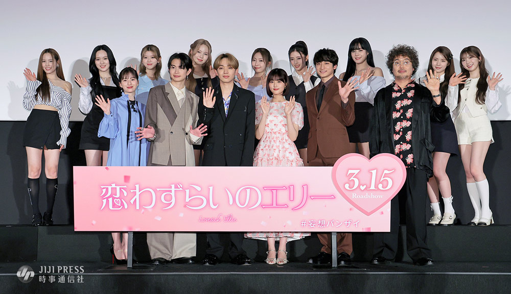 映画「 #恋わずらいのエリー 」の前夜祭イベントが行われ、 #宮世琉弥 さんと #原菜乃華 さん、 #白宮みずほ さん、 #綱啓永 さん、 #小関裕太 さん、 #NiziU の皆さん、 #三木康一郎 監督が出席しました。写真はフォトセッションから、です。