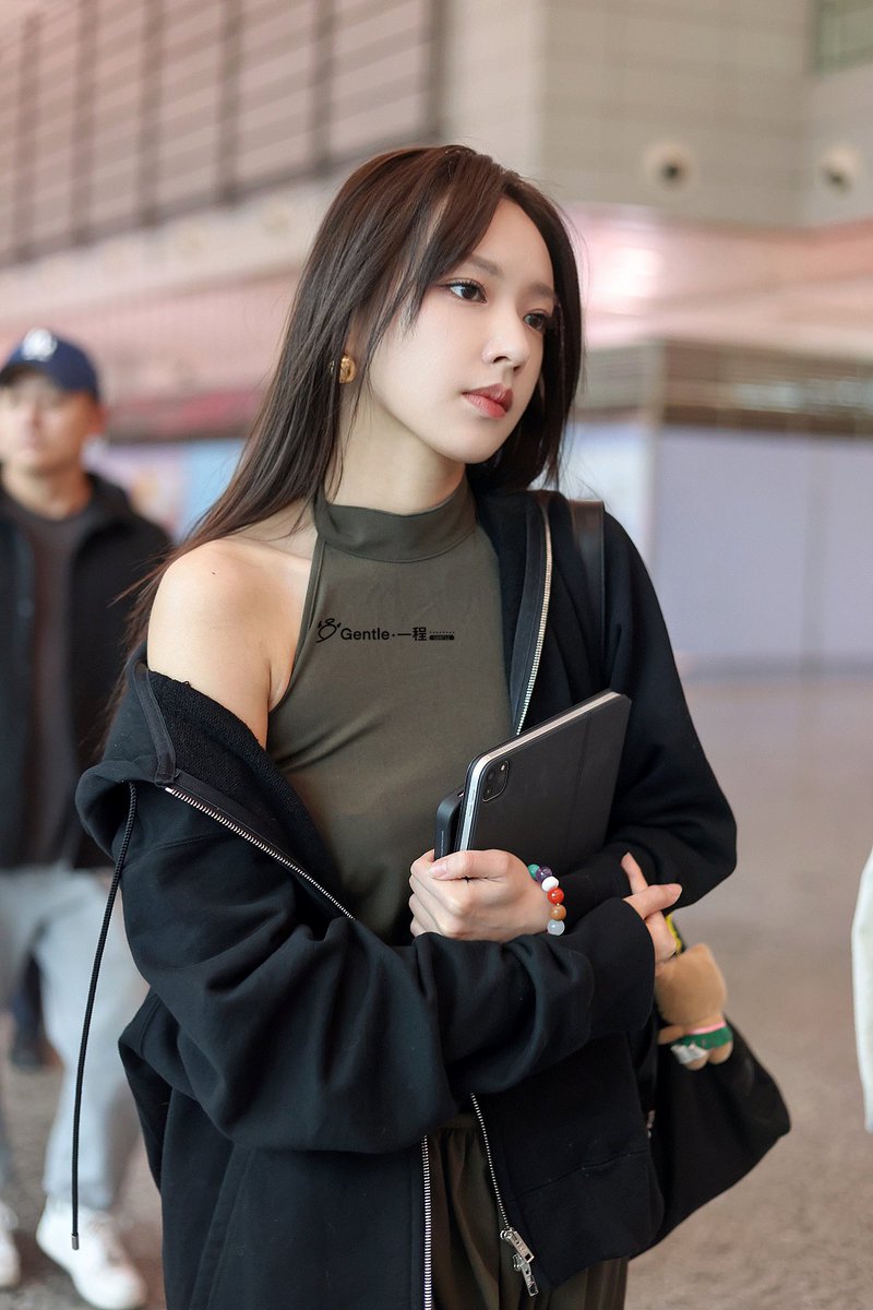 xiaoxiaomiii_'s tweet photo. Fantaken pictures of #ChengXiao’s arrival in Guangdong.

#程潇

©️ https://t.co/hh1fSczy00