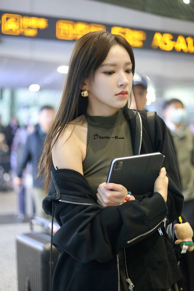 xiaoxiaomiii_'s tweet photo. Fantaken pictures of #ChengXiao’s arrival in Guangdong.

#程潇

©️ https://t.co/hh1fSczy00