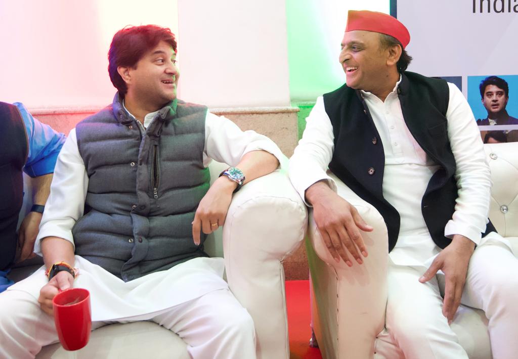 गुप्त सूत्रों से पता चला है कि सपा के टिकट भाजपा के कार्यालय से निर्धारित हो रहें हैं.!