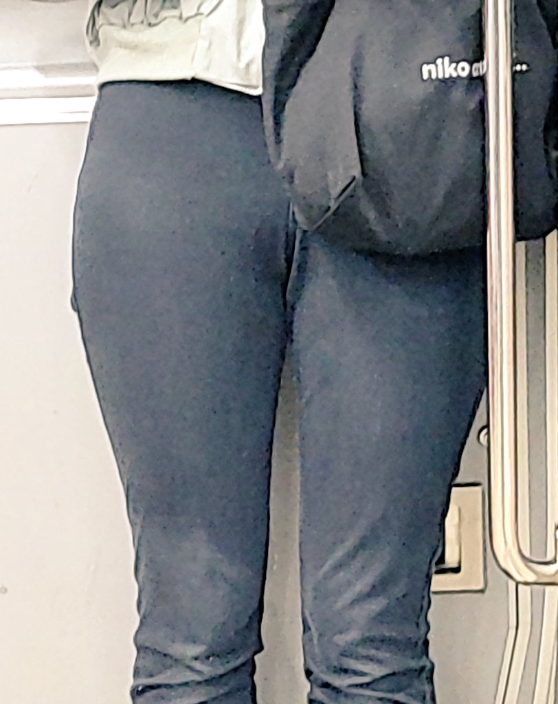 xJY0uGEd6T31M5B's tweet photo. 何てエッチなズボン👖なんでしょう😃
春っていいなぁ❤️ https://t.co/grSFVxkqXK