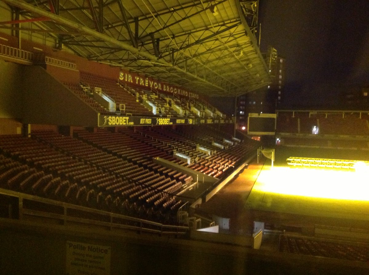 WHUfan2017's tweet photo. @HamImages Snap! Surprise night away on valentines for the Wife - she was presently surprised!  A guy let us go to changing rooms after our meal, I sat in Big Fat Sam’s chair 😂 wouldn’t let us on the pitch but I sat in the dug out too ⚒️ https://t.co/EJsG4CHe8E