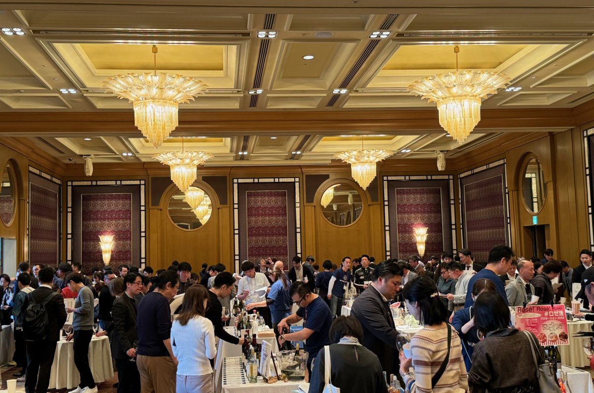 vin_fumiko's tweet photo. ワイン試飲会2024 by #WINETOSTYLE 24ブースに約330アイテムが揃い壮観!! 糖分若干多めの #MeiomiRose はエスニックやスパイシーな料理にお薦め。安定した実力派の #Champagne #DeSousa 初試飲だったのは北ローヌの #DomaineYvesCuilleron の泡もの、ヴィオニエ100%で造った瓶内二次発酵🍾 https://t.co/tbvu3CWa9U
