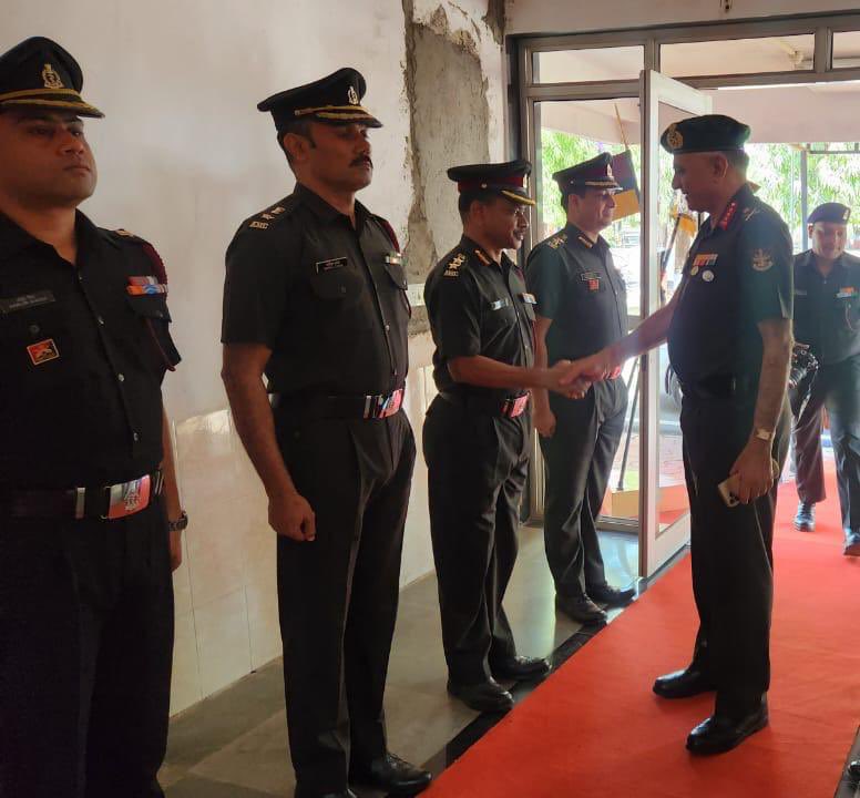 dgafms_mod's tweet photo. Lt Gen Daljit Singh #DGAFMS & Sr Col Comdt visited #AFMSD #Mumbai on 14 Mar 2024 to review various initiatives undertaken by the depot. He interacted with the depot staff and complimented all the ranks including defence civilian employees for their diligent work, dedication and commitment. The #DGAFMS was accompanied by Surg RAdm Anupam Kapur, Command Medical Officer @IN_WNC and Maj Gen Ashwin Galagali 
MG (Med), HQ MG&G Area.

@SpokespersonMoD
@DefPROMumbai