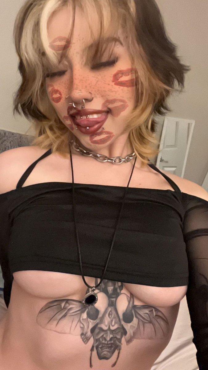 Creepedout22456's tweet photo. New top? 🙈 https://t.co/qmQNj59XhW