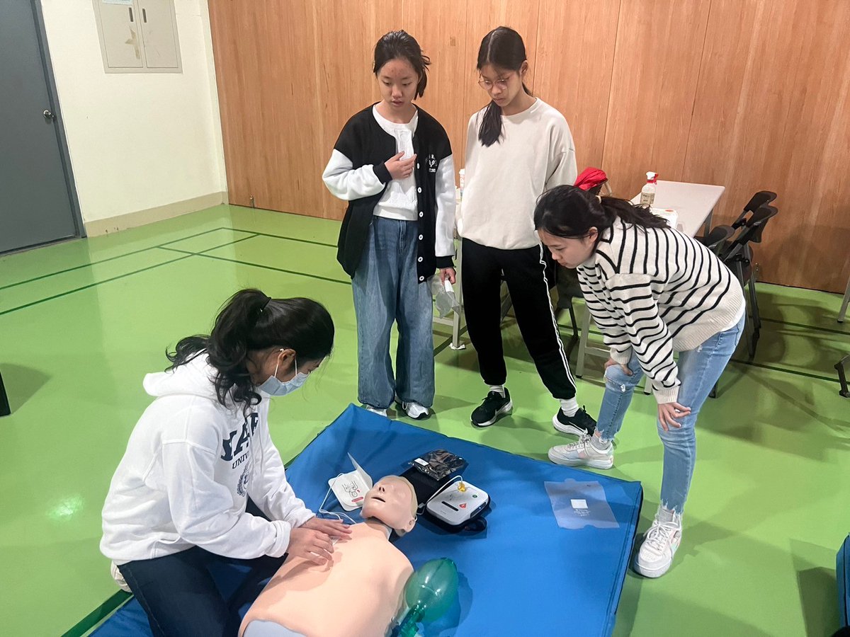 HIS Students learned first aid guided by dedicated instructors.Special thanks to the skilled instructors from Taiwan Society of Emergency Medicine. Let's apply these skills with confidence and compassion, making our community safer and more supportive. #HISFirstAid
