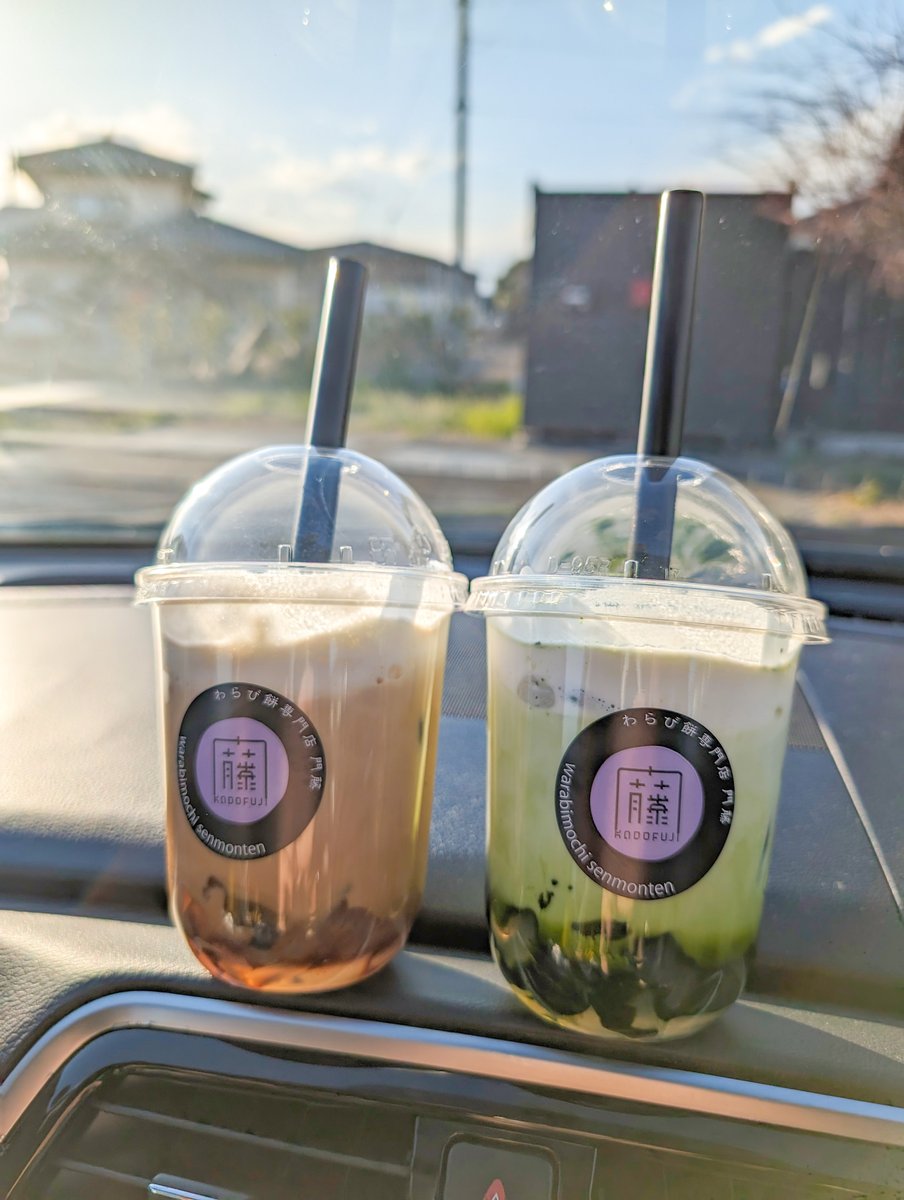 gnavi_official's tweet photo. 伊勢崎市の『わらび餅専門店　門藤』さん
兵庫県姫路市に本店を構えるわらび餅専門店のお味が群馬で楽しめます💕

わらび餅ドリンクのWARABI-TA 抹茶ラテ、珈琲ラテ
筥hako ぜいみ（3種のきなこ）をいただきました🧉
わらび餅はプルプルで、きな粉も美味しかったです！
#ぐんまナビ
#群馬
#群馬県
#伊勢崎市
#わらび餅
#わらび餅専門店
#わらび餅専門店門藤
#門藤