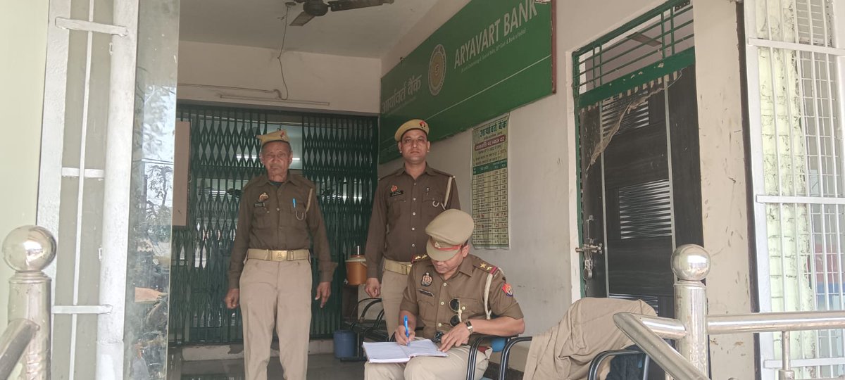 DCPWestAgra's tweet photo. #PoliceCommissionerateAgra #DCPWestAgra के निर्देशन में,
▶️#थाना_कागारौल पुलिस टीम द्वारा बैंकों की जा रही हैं, सघन चेकिंग ।
▶️बैंक के अंदर-बाहर बिना किसी वजह से खड़े/घूम रहे संदिग्ध व्यक्तियों पर रखी जा रही है नजर।
#PoliceBankChecking https://t.co/GSOrsztXPW