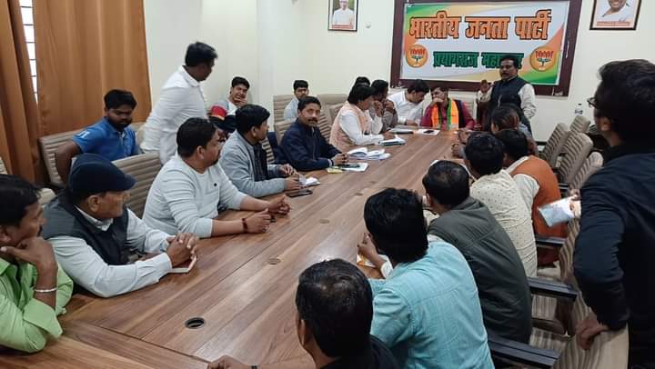 rajendrambjp's tweet photo. भाजपा कार्यालय पर आयोजित अनुसूचित मोर्चे की बैठक में उपस्थित रहा https://t.co/lmz2msIylw