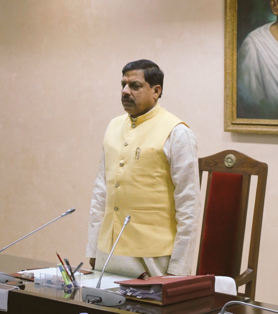 CMMadhyaPradesh's tweet photo. मुख्यमंत्री डॉ. मोहन यादव की अध्यक्षता में मंत्रिपरिषद की बैठक आज मंत्रालय में राष्ट्रीय गीत "वंदे मातरम्" के गान के साथ आरंभ हुई।

@DrMohanYadav51
 #DrMohanYadav51 #CMMadhyaPradesh https://t.co/wn61VwjJl5