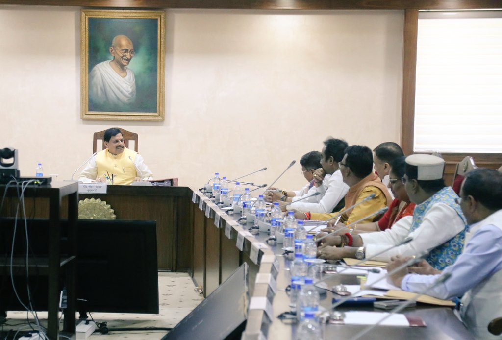 CMMadhyaPradesh's tweet photo. मुख्यमंत्री डॉ. मोहन यादव की अध्यक्षता में मंत्रिपरिषद की बैठक आज मंत्रालय में राष्ट्रीय गीत "वंदे मातरम्" के गान के साथ आरंभ हुई।

@DrMohanYadav51
 #DrMohanYadav51 #CMMadhyaPradesh https://t.co/wn61VwjJl5