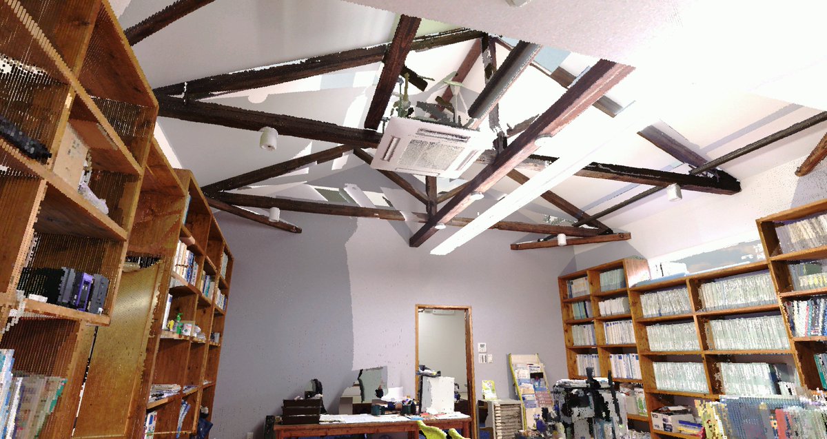 探索の旅に出ましょう！こちらは私たちの会社の内部を点群技術で取得した画像です。この技術により、空間のディテールを精密にとらえ、未来のデザインと革新への道を切り開きます。