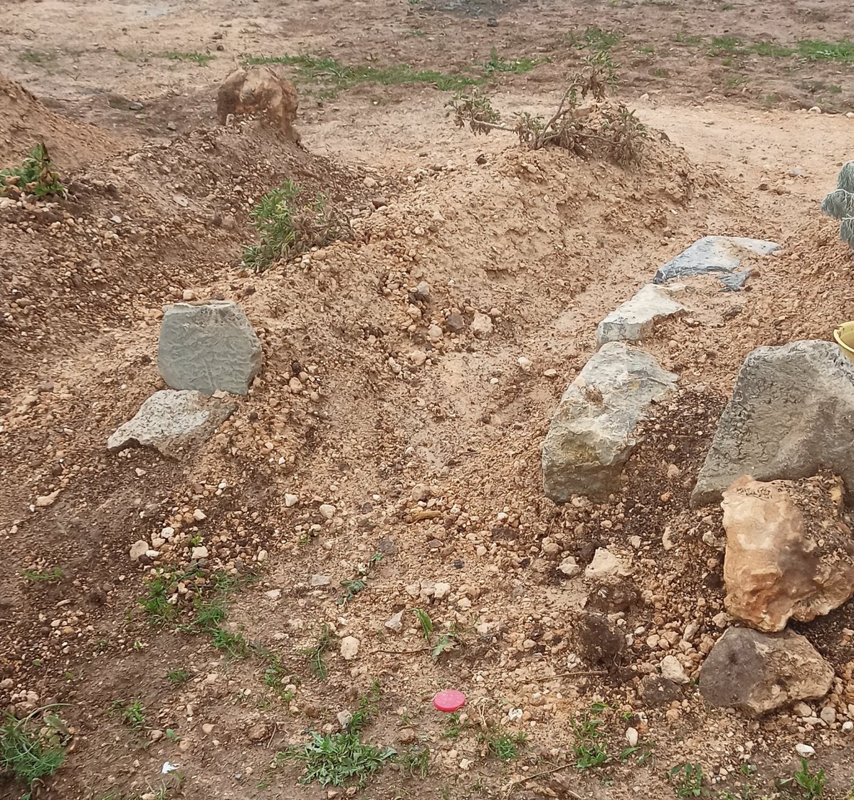 لقد أصبح حملي عبئا على الحفرة
وإذا حملت في يوم من الأيام، فلا يكون لها طفل

أعبائي، أطلب روح الله
إلى تلك الروح الطاهرة السعيدة

مرضعتي أرضع المطر بشكل دوري
إلى لمستك ولكني أطلب منك أن تسامحي الدموع التي سالت..

الموت لا يحزننا ولكن...
بعد المحب عن المحب المفجوع
يا أبوي &amp;خالي