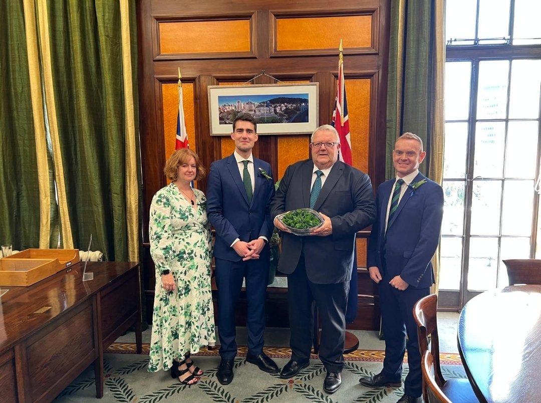 Finishing the Wellington portion of his visit, Minister @jackfchambers presented a bowl of shamrock to @NZParliament Speaker Rt Hon Gerry Brownlee MP before the annual Speaker's luncheon with @foi_nz 🇮🇪🤝🇳🇿☘️ On to Tāmaki Makaurau / Auckland...