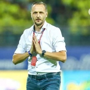 IFTnewsmedia's tweet photo. Ivan Vukomanovic is likely to step down after the end of this season. He has received multiple offers from European top division teams. KBFC are in talks with two current ISL coaches. 

#IFTNM #Exclusive #KBFC https://t.co/LOPIjb6eMF