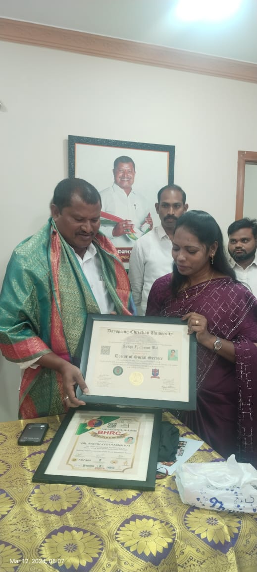 trs_sarpanch's tweet photo. నాకు డాక్టరెట్ వచ్చిన కారణం గా.. గౌరవనీయులు. MLA జారే ఆదినారాయణ గారిని మర్యాద పూర్వకంగా కలవడం. MLA గారు శాలువా కప్పి సన్మానం చేసి అభినందించడం జరిగింది..... https://t.co/3bUWSQiPMZ