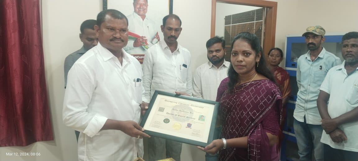 trs_sarpanch's tweet photo. నాకు డాక్టరెట్ వచ్చిన కారణం గా.. గౌరవనీయులు. MLA జారే ఆదినారాయణ గారిని మర్యాద పూర్వకంగా కలవడం. MLA గారు శాలువా కప్పి సన్మానం చేసి అభినందించడం జరిగింది..... https://t.co/3bUWSQiPMZ