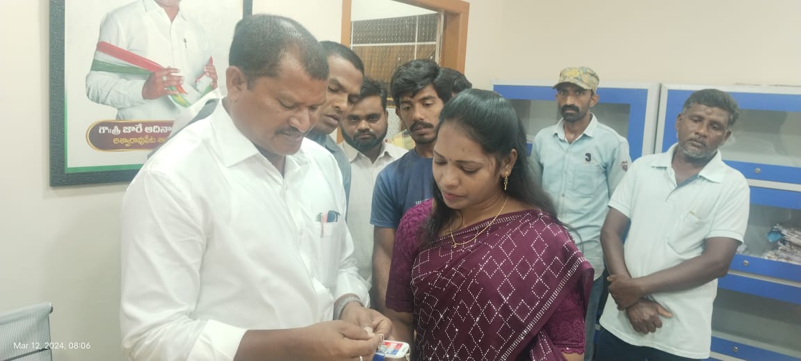 trs_sarpanch's tweet photo. నాకు డాక్టరెట్ వచ్చిన కారణం గా.. గౌరవనీయులు. MLA జారే ఆదినారాయణ గారిని మర్యాద పూర్వకంగా కలవడం. MLA గారు శాలువా కప్పి సన్మానం చేసి అభినందించడం జరిగింది..... https://t.co/3bUWSQiPMZ