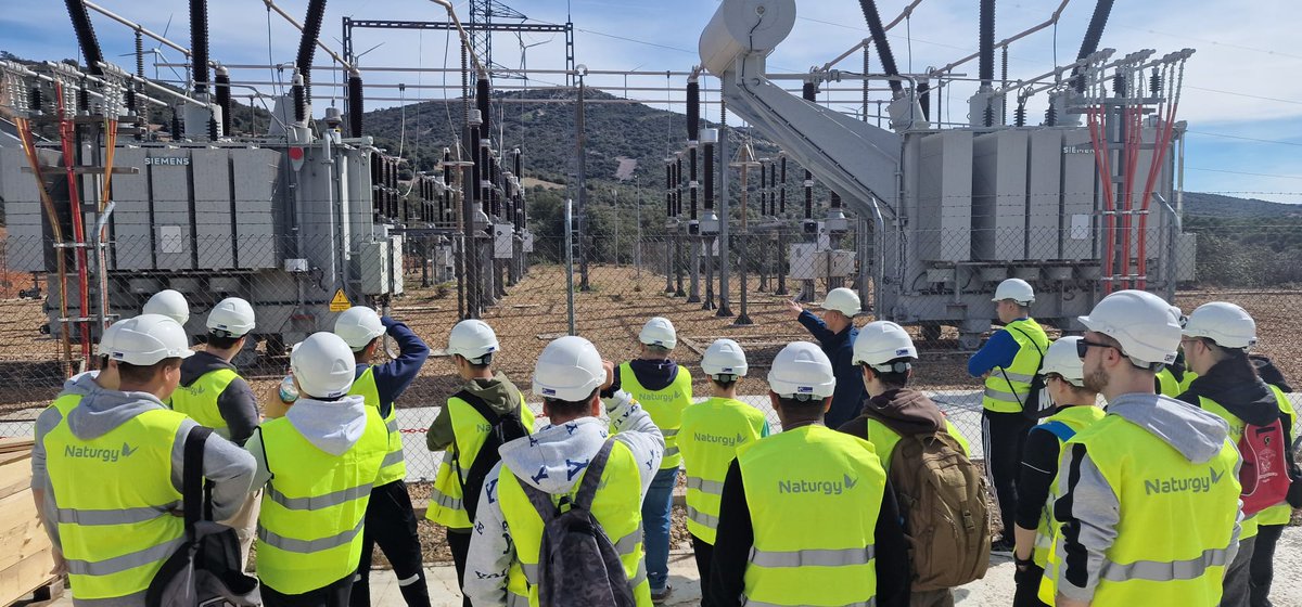 SalesianosCiuRe's tweet photo. Los alumnos del Dpto de electricidad visitaron ayer el Parque Eólico Malagon I y II. Además de la visita técnica al Parque se recibió una charla medioambiental del impacto de este tipo de instalaciones y cómo minimizar sus consecuencias en el entorno. #UnSueñoParaTi #FProfesional https://t.co/bkNb88YT6R