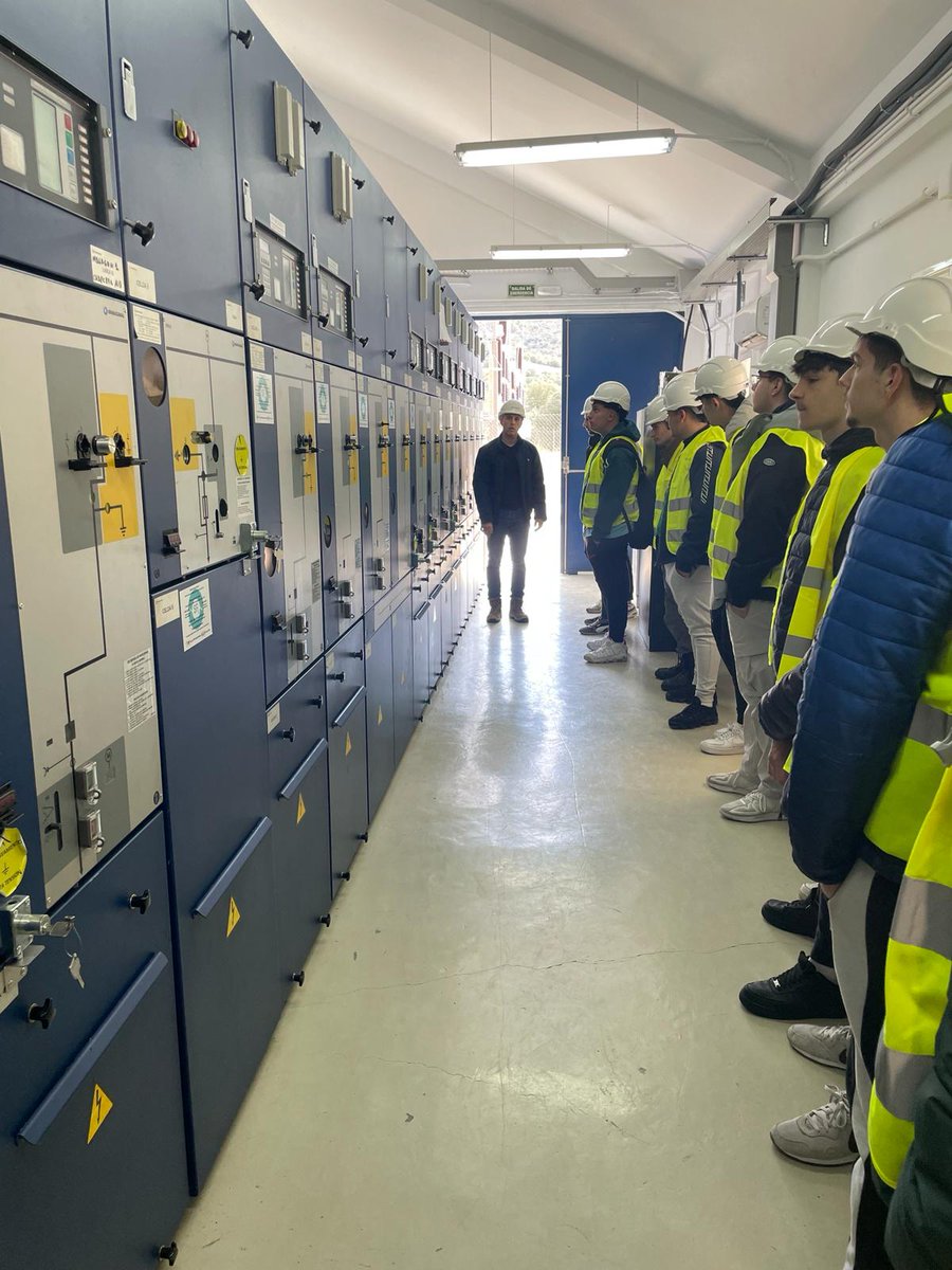 SalesianosCiuRe's tweet photo. Los alumnos del Dpto de electricidad visitaron ayer el Parque Eólico Malagon I y II. Además de la visita técnica al Parque se recibió una charla medioambiental del impacto de este tipo de instalaciones y cómo minimizar sus consecuencias en el entorno. #UnSueñoParaTi #FProfesional https://t.co/bkNb88YT6R