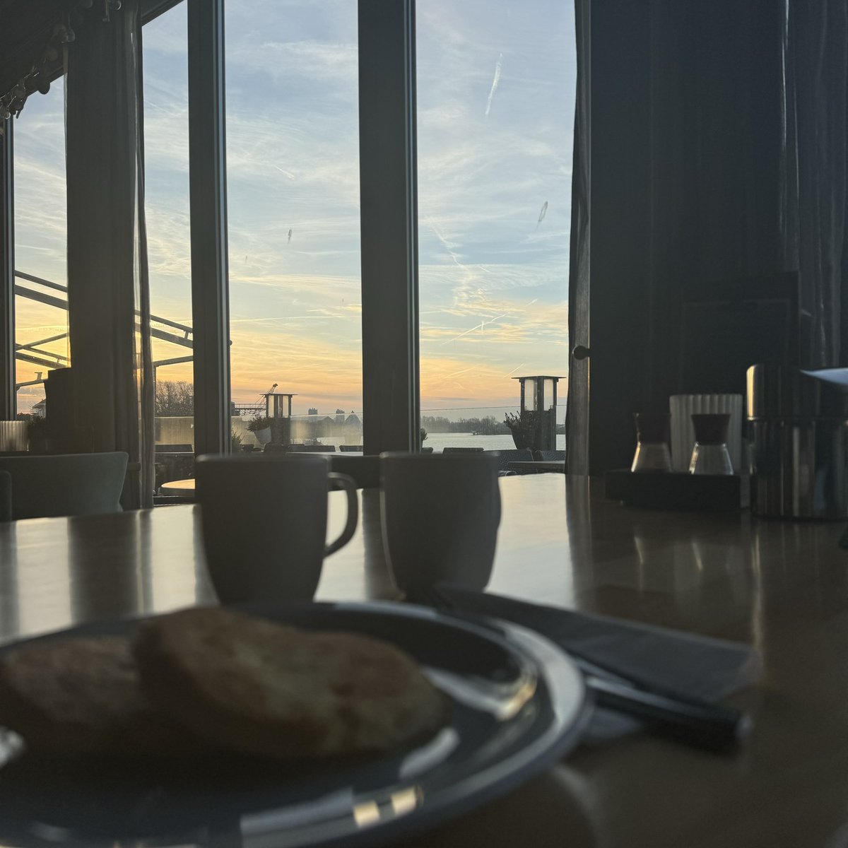 #hotelontbijtje... mét zonsopgang over’t water… 🙂

#myview #eten #ontbijt #koffie #geenroerei #spiegelei #spek #hotel #HotelRestaurantZalenHoogeerd #hotelNiftrik #Niftrik #Wijchen
