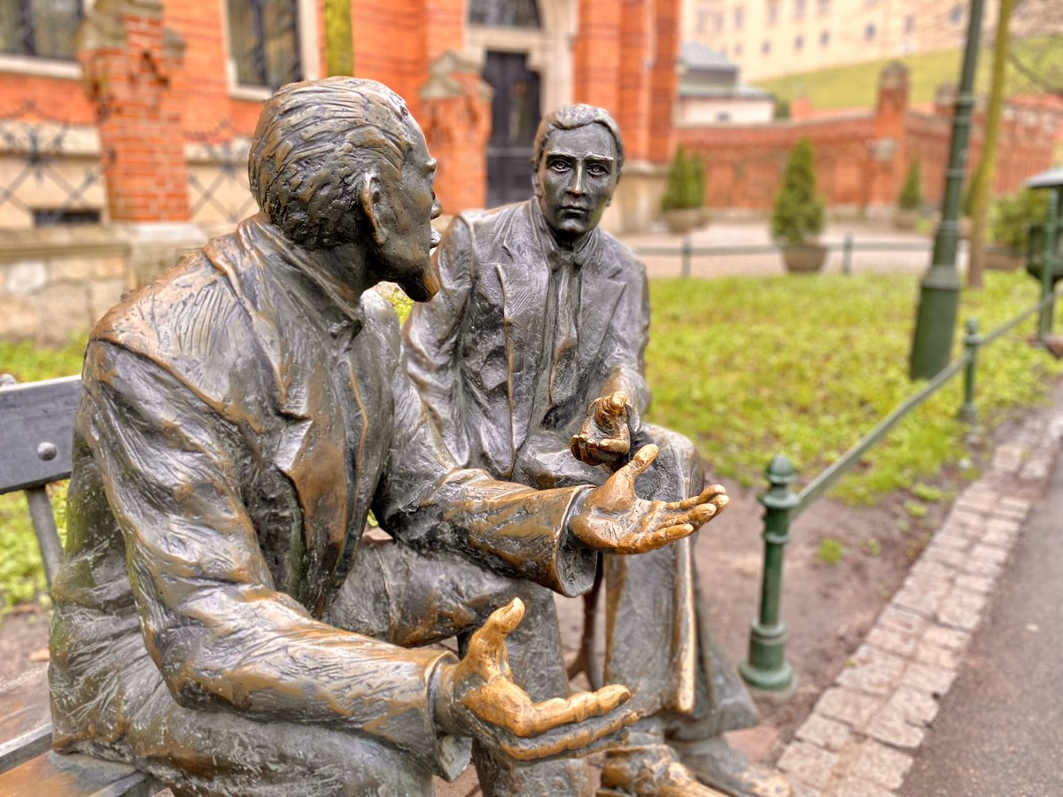 krakow_pl's tweet image. 14 marca, 03.14, 3/14 a najprościej 3,14 czyli liczba Pi (π). Z tego prostego skojarzenia z datą obchodzimy dziś dzień matematyki i liczby π. A w #Krakow.ie o królowej nauk dyskutuje się nawet na Plantach czego dowodem jest rzeźba przedstawiająca Stefana Banacha i Ottona Nikodyma