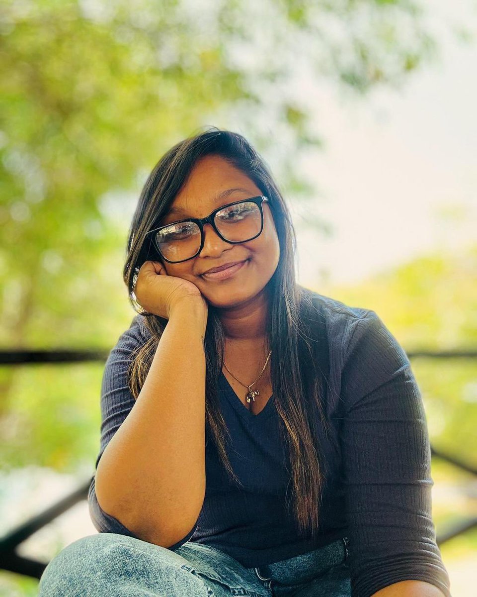 එයාට තියෙන්නේ….
කතා කරන ඔරවන  දුඹුරු ඇස්...
ලයිෆ්බෝයි සුවද කොන්ඩයක් 
අගුරුවලින් ඇන්ද ඝන ඇහිබැමි 
හිනා වෙන්න දන්නේ නැති මුහුනක්...
එයා….
වයින් බෝතල් සීයක මත් බවක් 
කාන්තාර හිතකට⁣ ප්‍රේමයේ වැස්සක්
සැනසෙන සුලු මෘදු පිරිමි හැගිමක් 
එහෙම්පිටින්ම එයා මට ගෙදරක්  

💜️