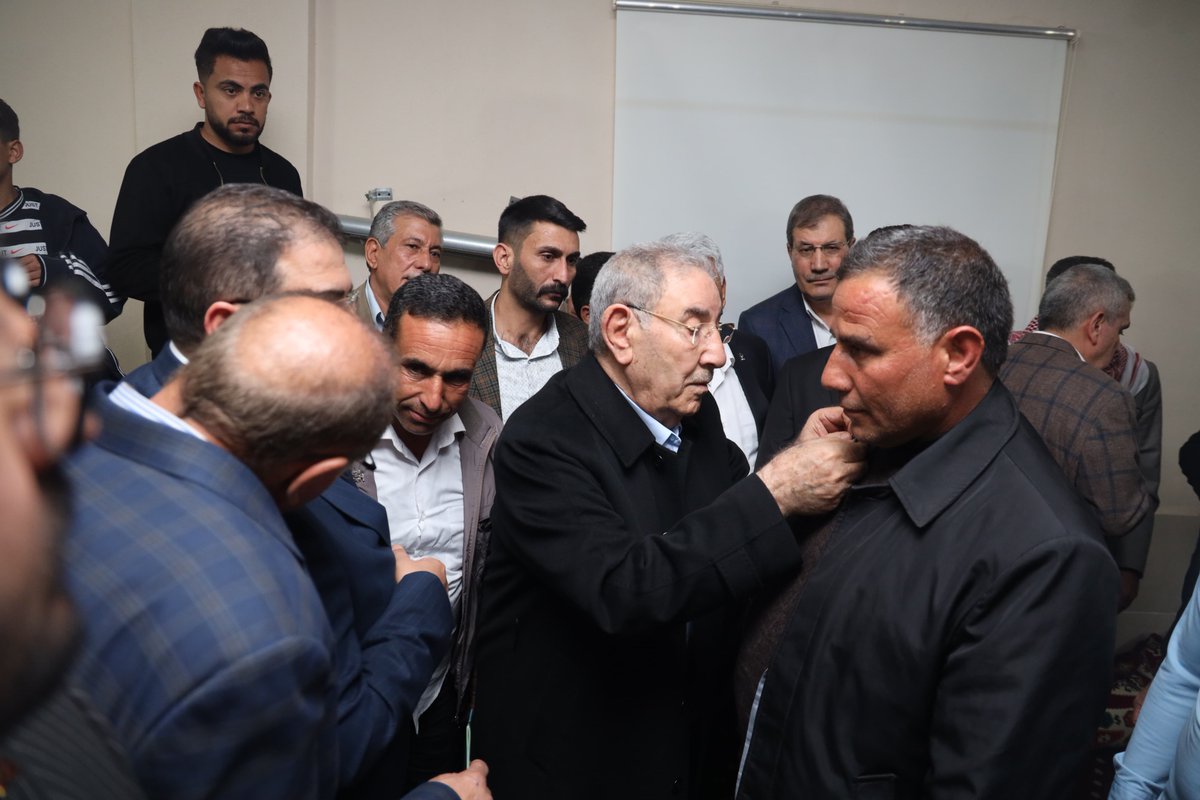 Zeynel Abidin BEYAZGÜL (@zabeyazgul) on Twitter photo Emirler Kanaat Önderi Seyyit Mehmet Ali Güneş ve Ailesi Yeniden Refah Partisi'nden AK Parti'ye geçiş yaptılar. Rozetlerini önceki dönem Milletvekilimiz <a href="/Seydiamca/">Seyit EYYÜPOĞLU</a>, Haliliye Belediye Başkanımız <a href="/mcanpolatnet/">Mehmet CANPOLAT 🇹🇷</a> ve önceki dönem Konuklu Belediye Başkanı Halaf Yıldız ile birlikte Emirler Kanaat Önderi Seyyit Mehmet Ali Güneş ve Ailesi Yeniden Refah Partisi'nden AK Parti'ye geçiş yaptılar. Rozetlerini önceki dönem Milletvekilimiz <a href="/Seydiamca/">Seyit EYYÜPOĞLU</a>, Haliliye Belediye Başkanımız <a href="/mcanpolatnet/">Mehmet CANPOLAT 🇹🇷</a> ve önceki dönem Konuklu Belediye Başkanı Halaf Yıldız ile birlikte