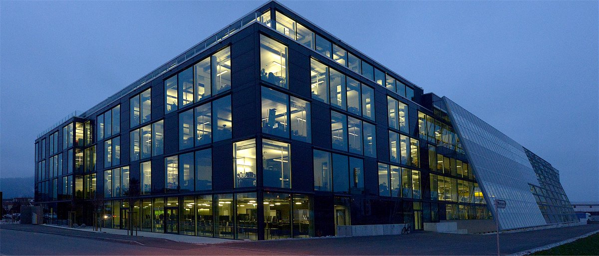 Moneycab's tweet image. Meyer Burger hat im vergangenen Jahr einen riesigen Verlust eingefahren. Künftig sucht das Solarunternehmen sein Glück in den USA. #MeyerBurger moneycab.com/schweiz/meyer-…