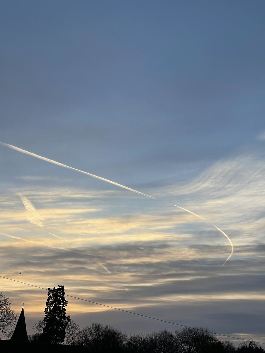 WindsorDebs's tweet image. Anyone defending this today has been paid to or is incredibly stupid. Spraying #chemtrails right in front of us! #StratosphericAerosolInjection #GeoEngineering  WAKE UP!! @metoffice @DefraUKAir @GOVUK