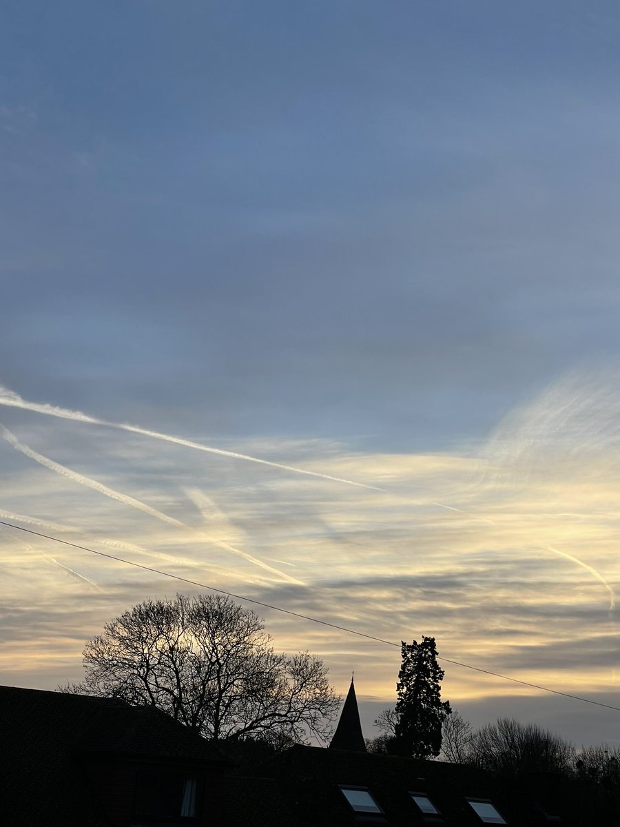 WindsorDebs's tweet image. Anyone defending this today has been paid to or is incredibly stupid. Spraying #chemtrails right in front of us! #StratosphericAerosolInjection #GeoEngineering  WAKE UP!! @metoffice @DefraUKAir @GOVUK