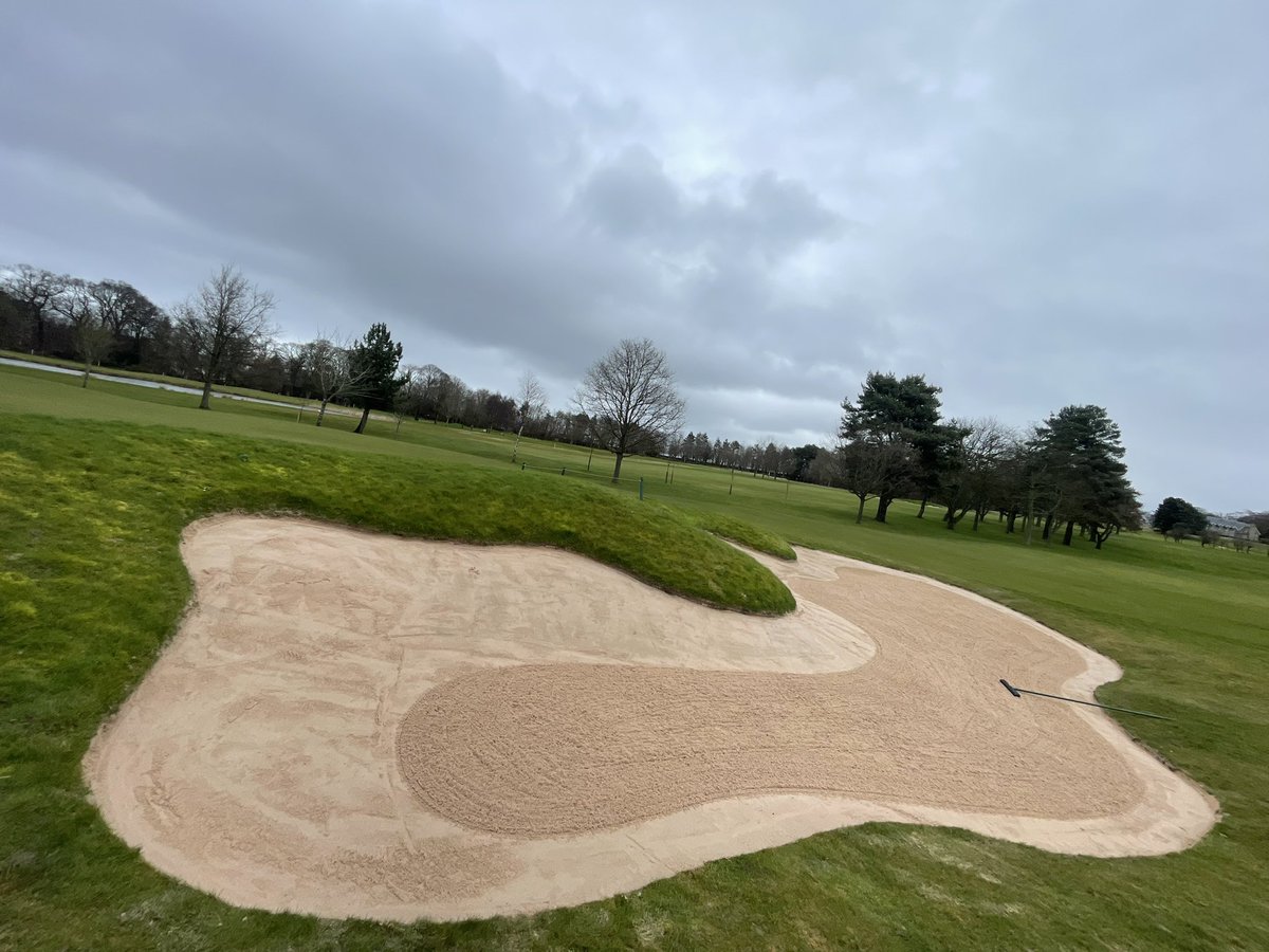 Busy week on the course Getting an app of soilfix CaMg followed by rocastem before the heavy rain forecast. Solid tine of the aprons is almost complete then it’s onto tees. More greenside bunkers are also being edged, shaped & sand movement + top up where required.