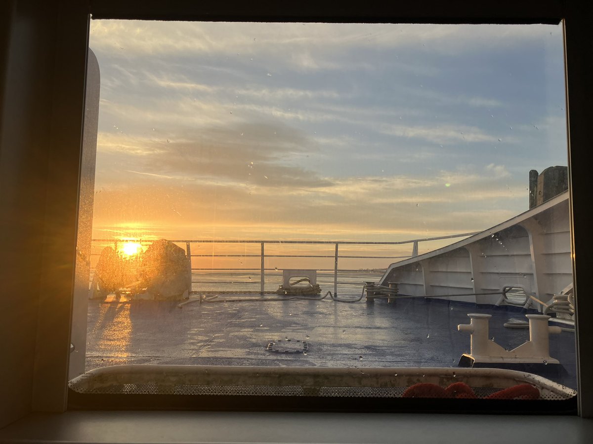 helenhopper1's tweet photo. Beautiful morning at a ryde pier - makes the early start worthwhile. #IslandLife https://t.co/n3oSFMgBBu